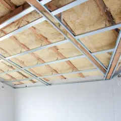 Isolation du plafond d'un appartement en cours de rénovation, avec laine minérale et ossature métallique.