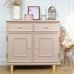 Meuble en bois peint, style shabby chic, avec deux tiroirs et deux portes. Décoré de fleurs séchées et d'objets vintage.