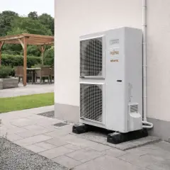 Unité extérieure d'une pompe à chaleur Fujitsu Atlantic, installée sur une terrasse. L'image suggère la fiabilité et la longue durée de vie d'une pompe à chaleur.