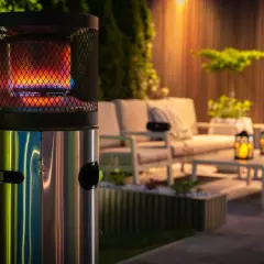 Chauffage d'extérieur moderne avec flammes vives, idéal pour choisir quel chauffage choisir pour une terrasse cosy.
