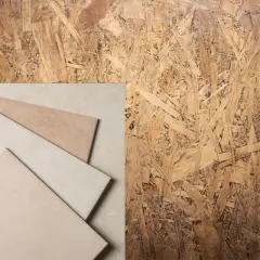 Un panneau de pose OSB avec des carreaux de céramique beiges et marron disposés en diagonale.