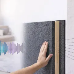 Main d'une personne touchant un panneau isolant, symbolisant le meilleur isolation phonique cloison intérieure. Des ondes sonores sont représentées.