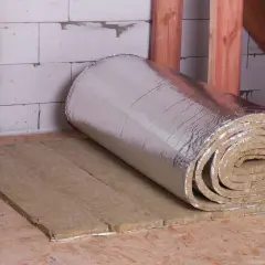 Rouleau d'isolant thermique à faible épaisseur, prêt à être posé sur un plancher en bois. Idéal pour une isolation performante et discrète.