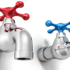 Robinet rouge à gauche pour l'eau chaude, robinet bleu à droite pour l'eau froide.