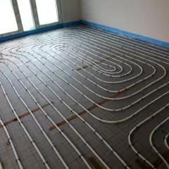 Installation de tubes pour plancher chauffant, une étape clé pour un confort thermique optimal et une réduction du cout plancher chauffant.
