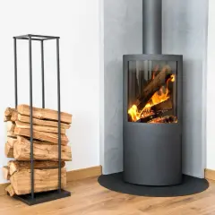 Un poêle à bois moderne avec un feu vif, à côté d'une pile de bois sur un support, le tout sur un mur en placo.