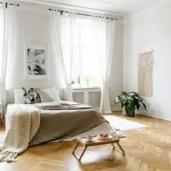Un parquet en chevrons, un revêtement sol chambre lumineux et chaleureux, complète ce décor scandinave.