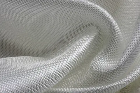 Texture d'une pose toile de verre blanche, avec des plis doux et un tissage visible.