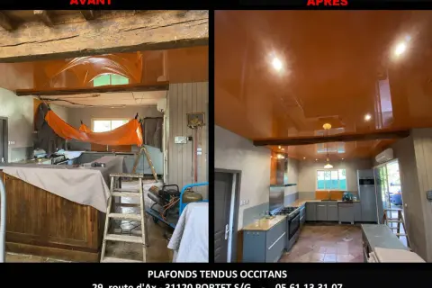 Avant/après d'une cuisine : l'ancien plafond brut laisse place à un magnifique plafond tendu orange brillant, transformant l'espace.