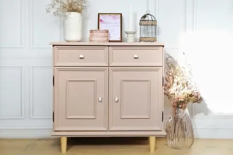 Meuble en bois peint, style shabby chic, avec deux tiroirs et deux portes. Décoré de fleurs séchées et d'objets vintage.