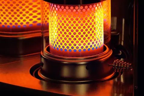 Chauffage au pétrole : flammes vives et bleues dans un cylindre perforé. Un appareil qui réchauffe, mais quels sont ses avantages et inconvénients ?