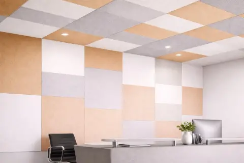 Panneaux acoustiques colorés, blancs, gris et beige, formant un motif à damier sur le mur et le plafond, parfaits pour isoler phoniquement un mur.