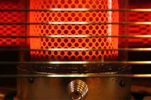 Le cœur incandescent d'un poêle à pétrole, prêt à diffuser sa chaleur. Apprenez comment allumer un poêle à pétrole en toute sécurité.