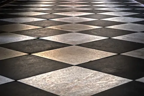 Un sol en damier noir et blanc, posé en diagonale, crée une perspective saisissante. L'avantage de cette pose de carrelage diagonale est son effet d'agrandissement visuel.
