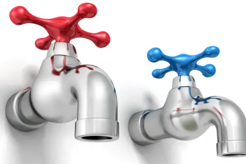Robinet rouge à gauche pour l'eau chaude, robinet bleu à droite pour l'eau froide.