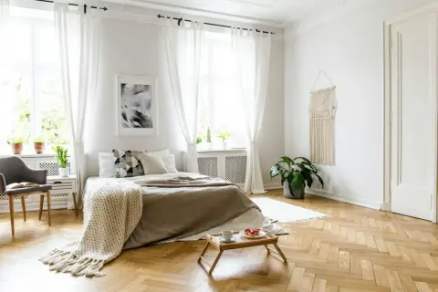 Un parquet en chevrons, un revêtement sol chambre lumineux et chaleureux, complète ce décor scandinave.