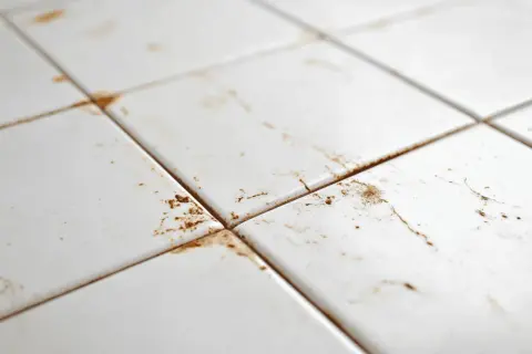 Carrelage blanc taché de rouille. Des conseils pour savoir comment enlever la rouille sur du carrelage sont nécessaires pour redonner son éclat à cette surface.
