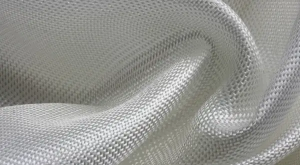 Texture d'une pose toile de verre blanche, avec des plis doux et un tissage visible.