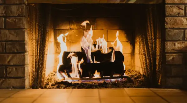 Un feu de cheminée crépite joyeusement, ses flammes dansantes illuminent les briques et les bûches. Les signes d'un hiver douillet.