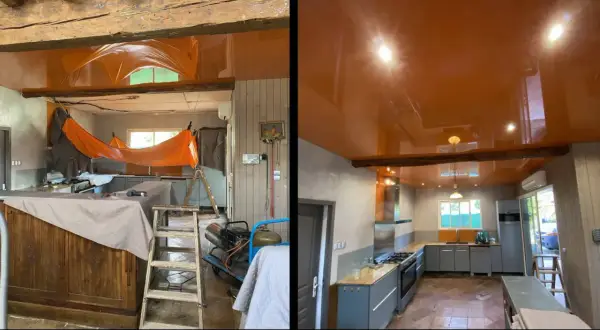 Avant/après d'une cuisine : l'ancien plafond brut laisse place à un magnifique plafond tendu orange brillant, transformant l'espace.