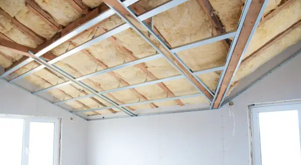 Isolation du plafond d'un appartement en cours de rénovation, avec laine minérale et ossature métallique.