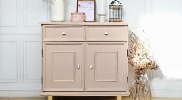 Meuble en bois peint, style shabby chic, avec deux tiroirs et deux portes. Décoré de fleurs séchées et d'objets vintage.