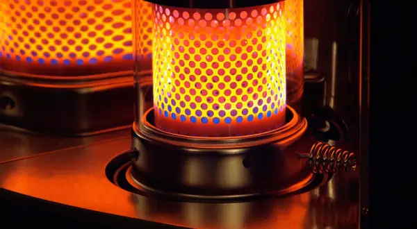 Chauffage au pétrole : flammes vives et bleues dans un cylindre perforé. Un appareil qui réchauffe, mais quels sont ses avantages et inconvénients ?