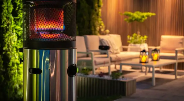 Chauffage d'extérieur moderne avec flammes vives, idéal pour choisir quel chauffage choisir pour une terrasse cosy.