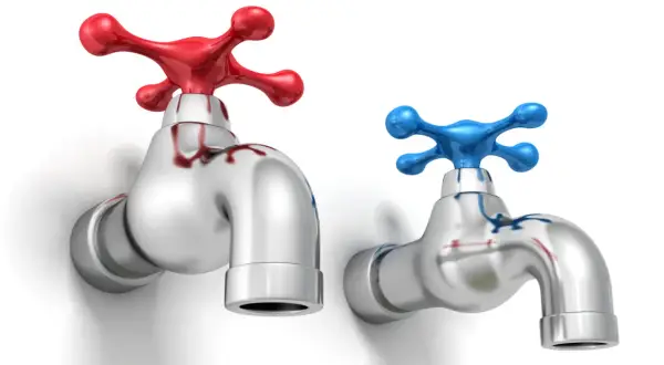Robinet rouge à gauche pour l'eau chaude, robinet bleu à droite pour l'eau froide.