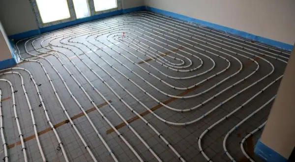 Installation de tubes pour plancher chauffant, une étape clé pour un confort thermique optimal et une réduction du cout plancher chauffant.