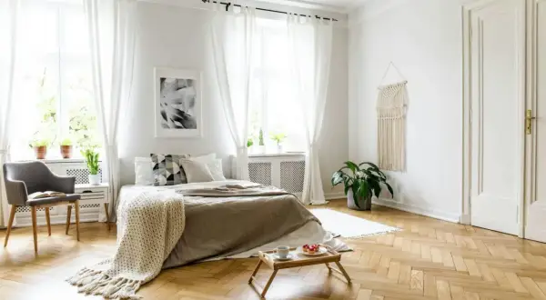 Un parquet en chevrons, un revêtement sol chambre lumineux et chaleureux, complète ce décor scandinave.