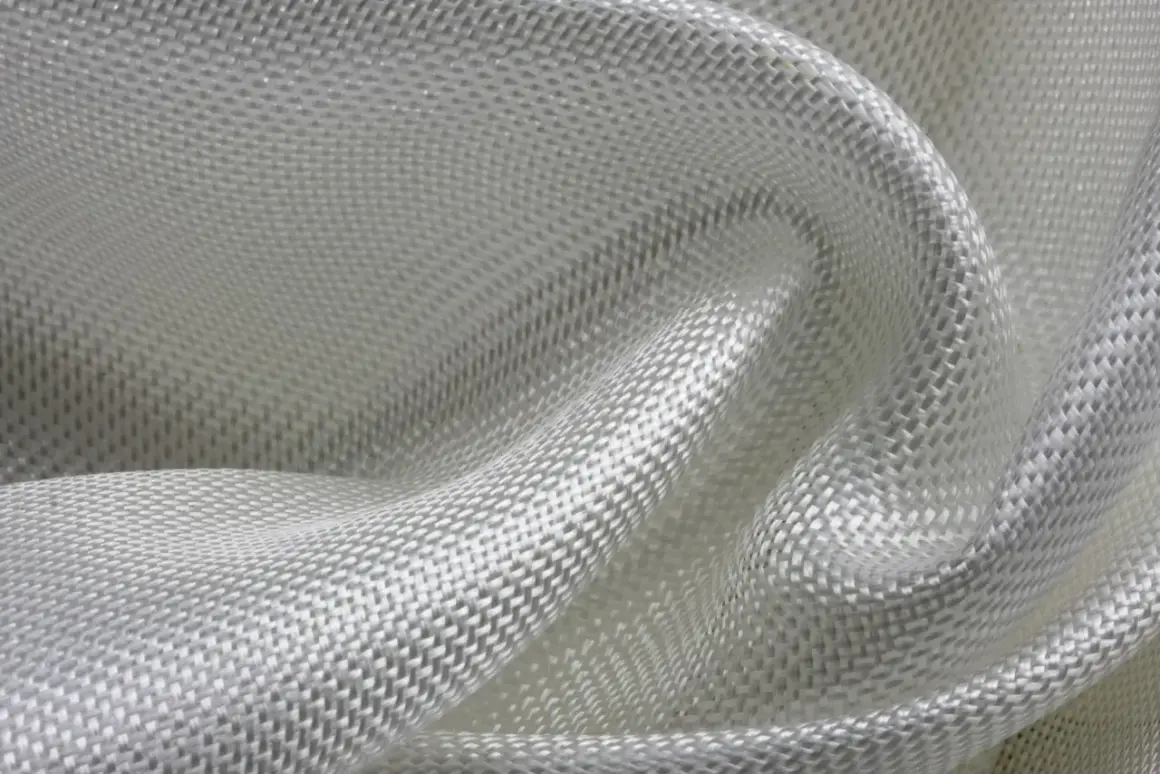 Texture d'une pose toile de verre blanche, avec des plis doux et un tissage visible.