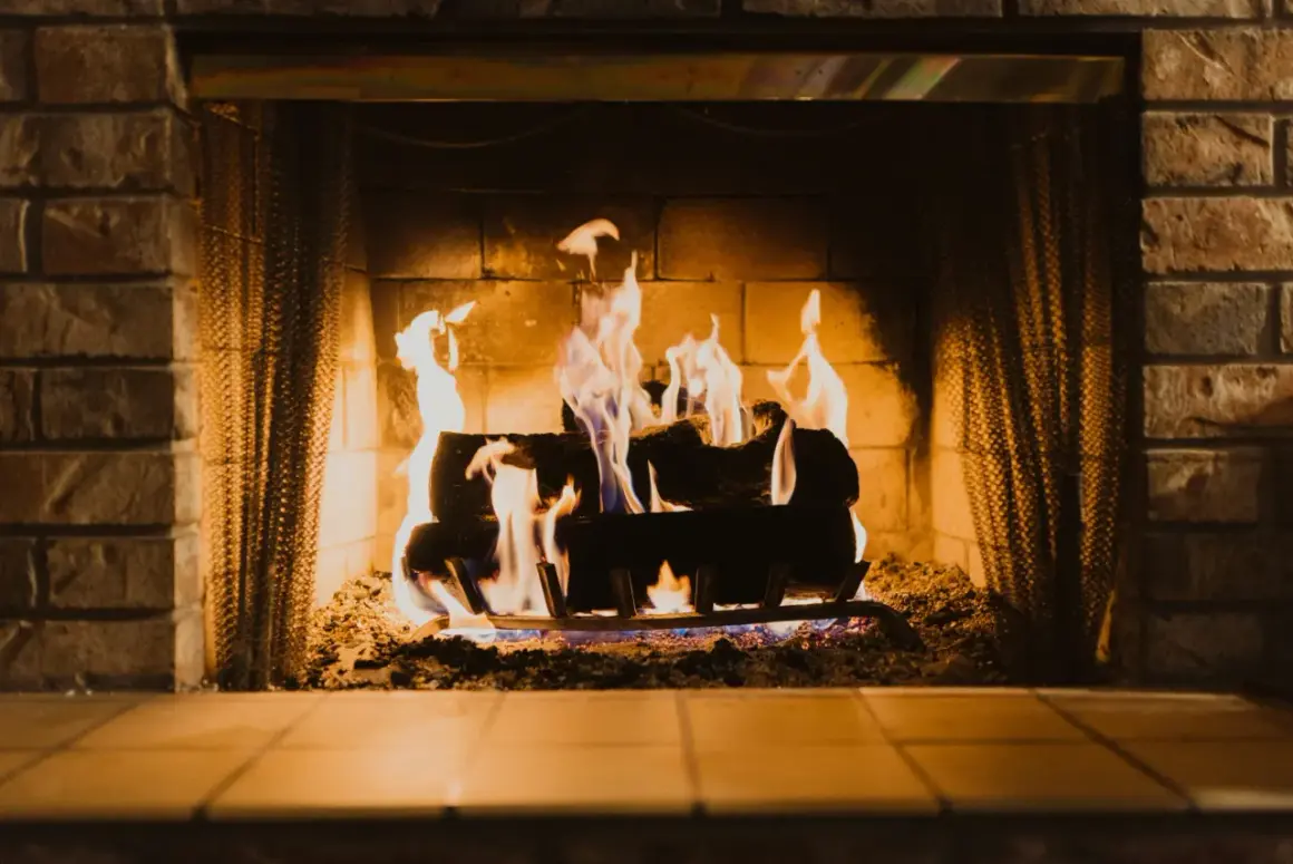 Un feu de cheminée crépite joyeusement, ses flammes dansantes illuminent les briques et les bûches. Les signes d'un hiver douillet.