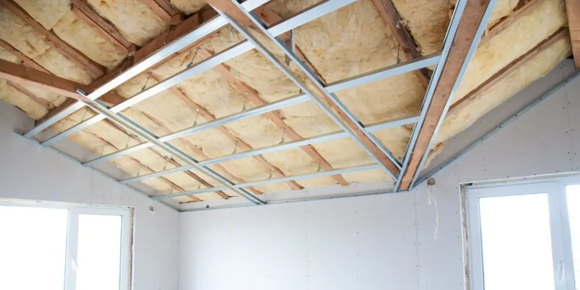 Isolation du plafond d'un appartement en cours de rénovation, avec laine minérale et ossature métallique.