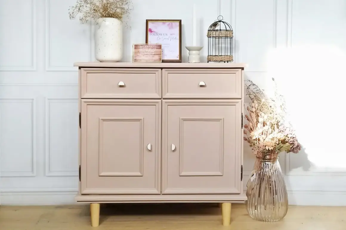 Meuble en bois peint, style shabby chic, avec deux tiroirs et deux portes. Décoré de fleurs séchées et d'objets vintage.