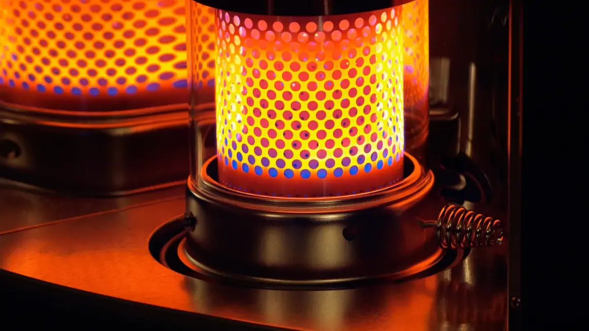 Chauffage au pétrole : flammes vives et bleues dans un cylindre perforé. Un appareil qui réchauffe, mais quels sont ses avantages et inconvénients ?