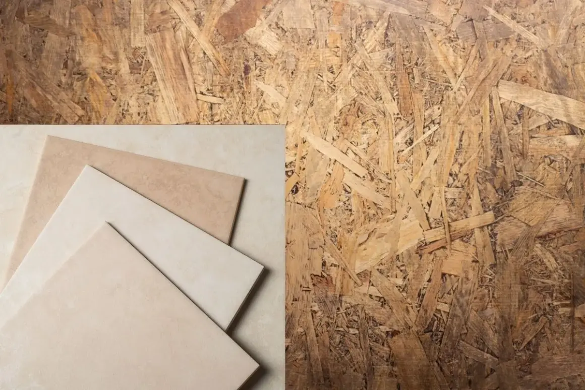 Un panneau de pose OSB avec des carreaux de céramique beiges et marron disposés en diagonale.