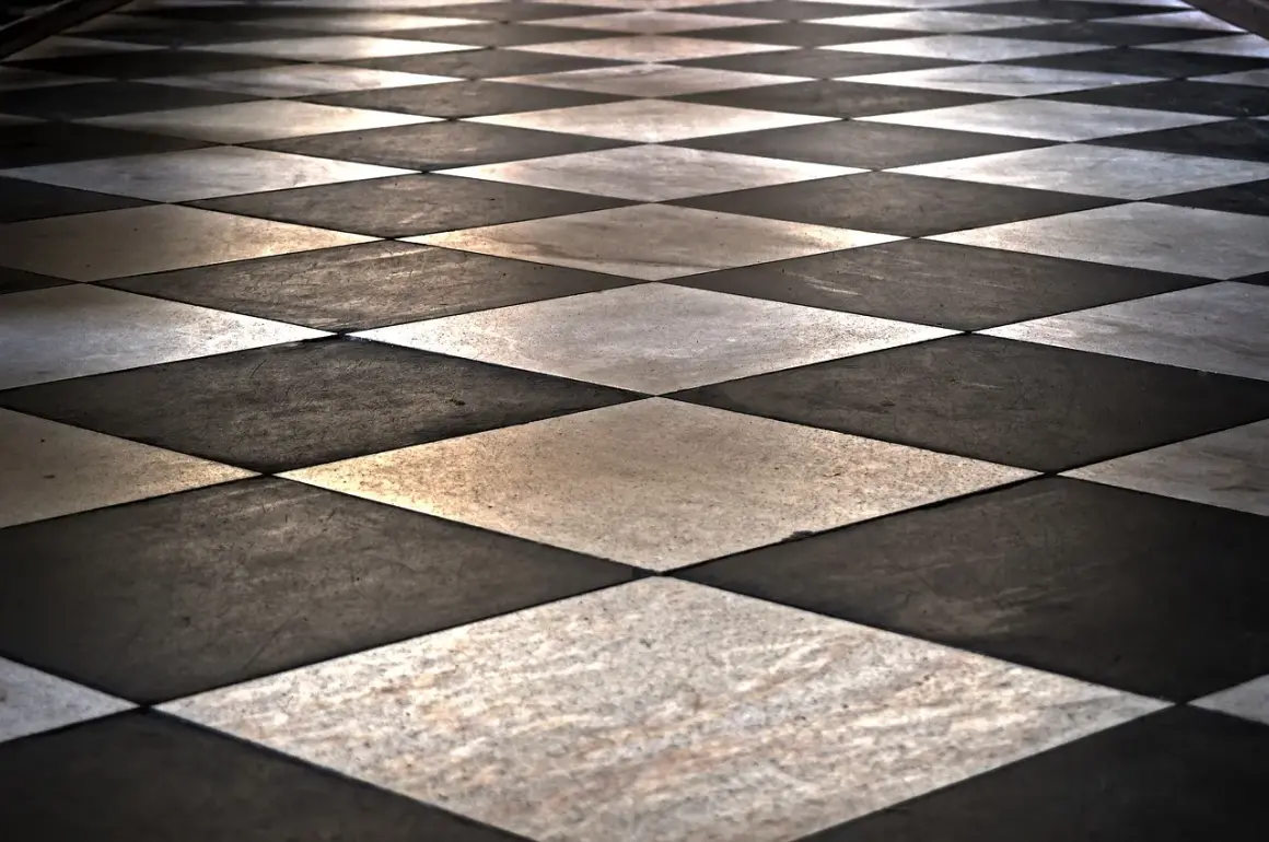 Un sol en damier noir et blanc, posé en diagonale, crée une perspective saisissante. L'avantage de cette pose de carrelage diagonale est son effet d'agrandissement visuel.