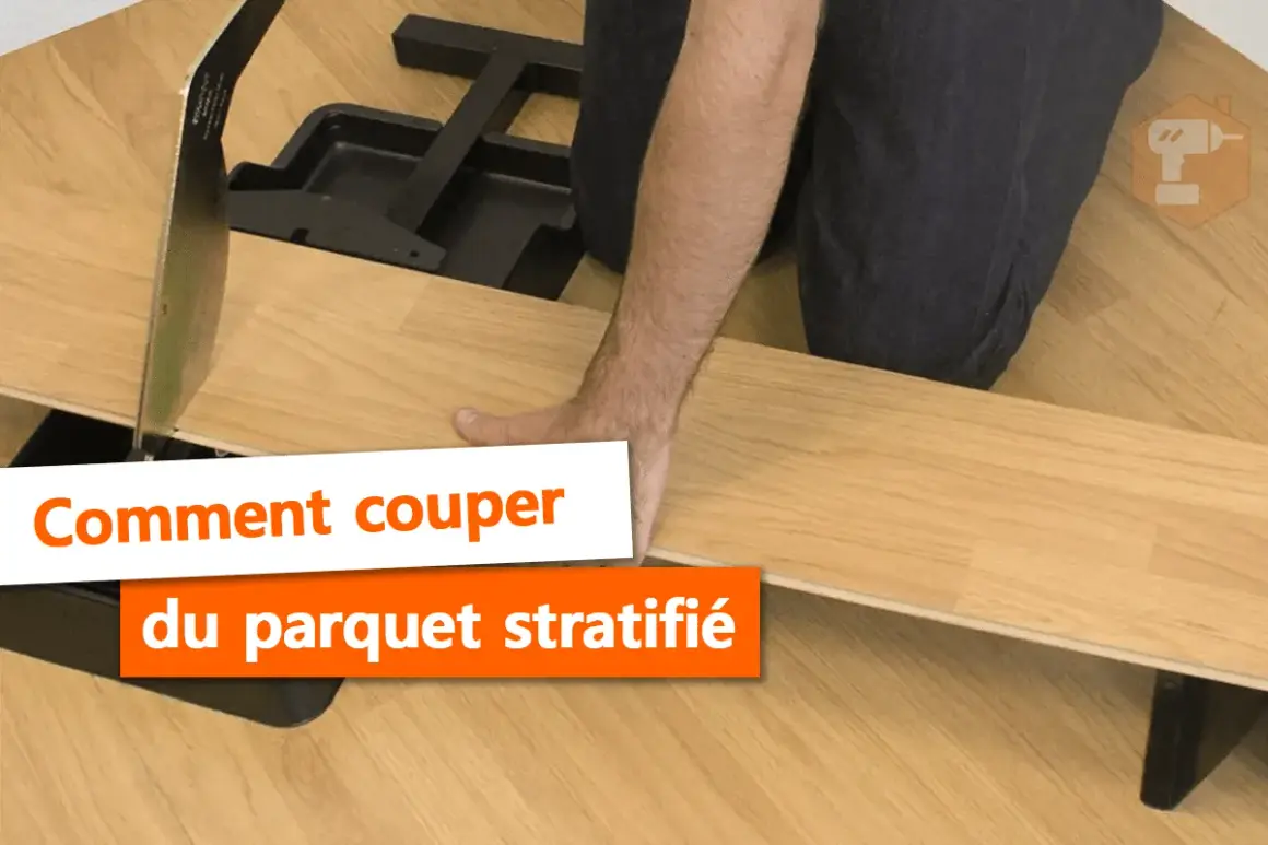 Main tenant une lame pour la découpe du parquet stratifié. Outil de coupe pour parquet.