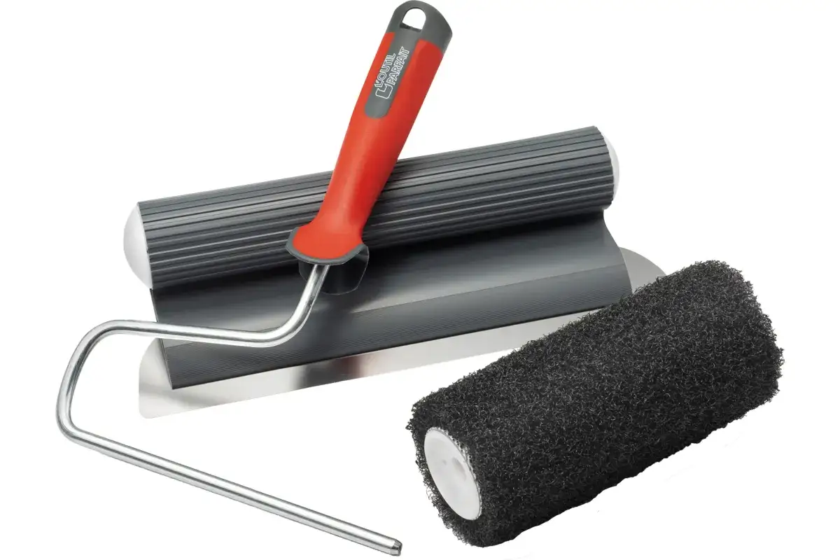 Outils pour faire de l'enduit : une taloche, un rouleau texturé et un rouleau éponge.
