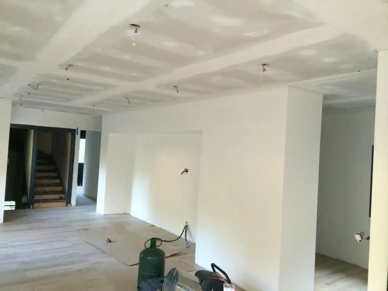 Travaux en cours pour refaire un plafond en plaques de pl&acirc;tre, avec c&acirc;blage apparent pour l'&eacute;clairage.