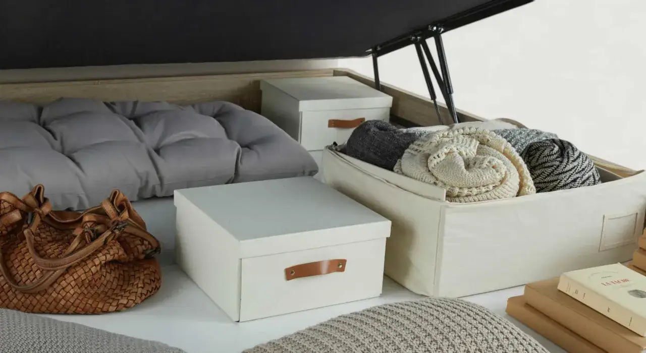 Rangement de la chambre : coussins, sacs et boîtes de rangement pour organiser vos affaires.