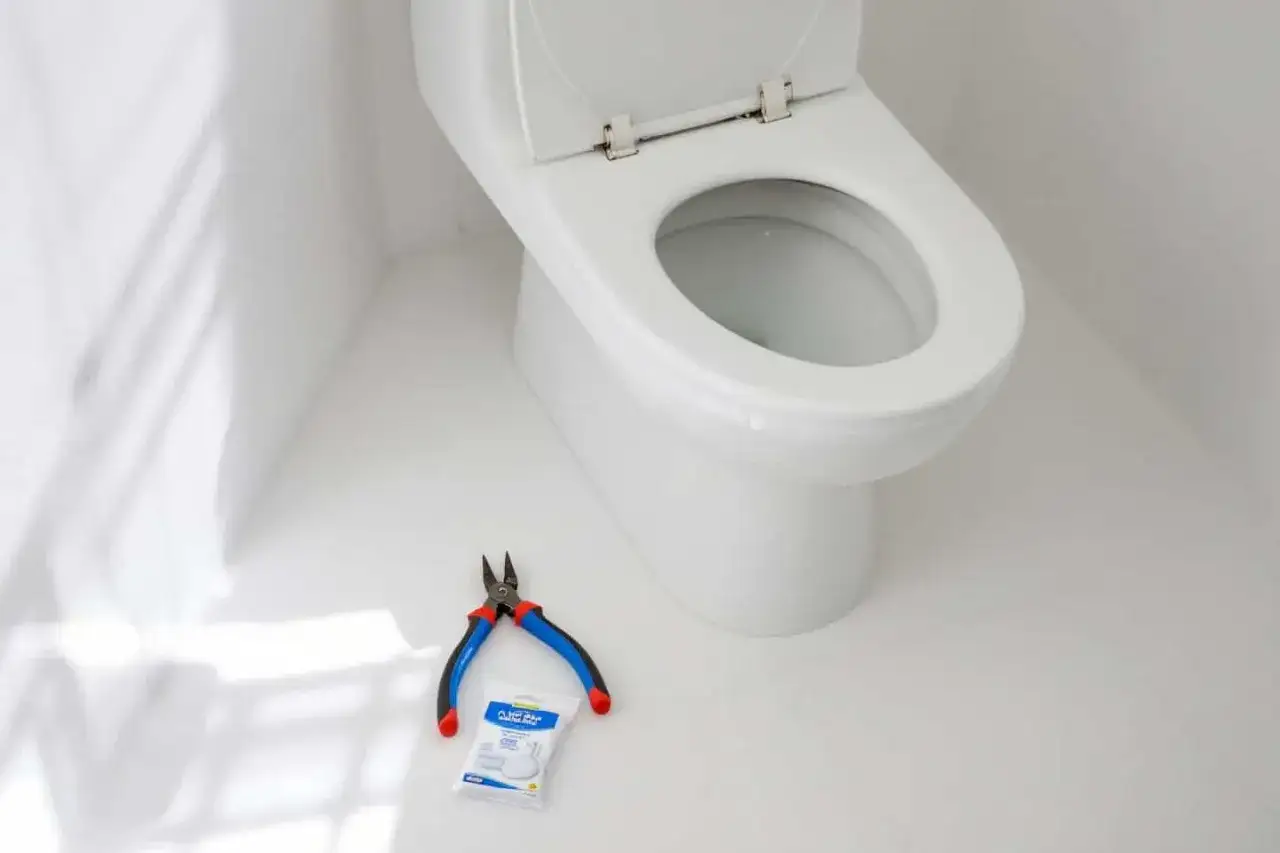 Pinces et emballage de pi&egrave;ces pour changer abattant WC.