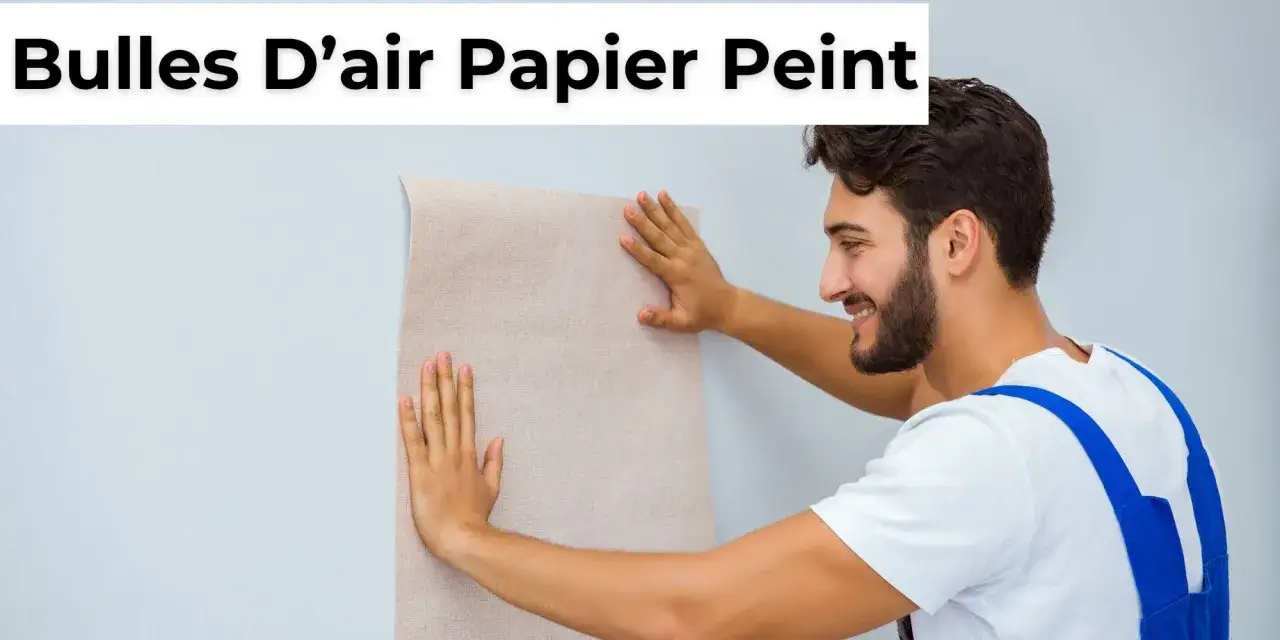 Un homme souriant applique du papier peint, lissant une bulle d'air pour un fini parfait.