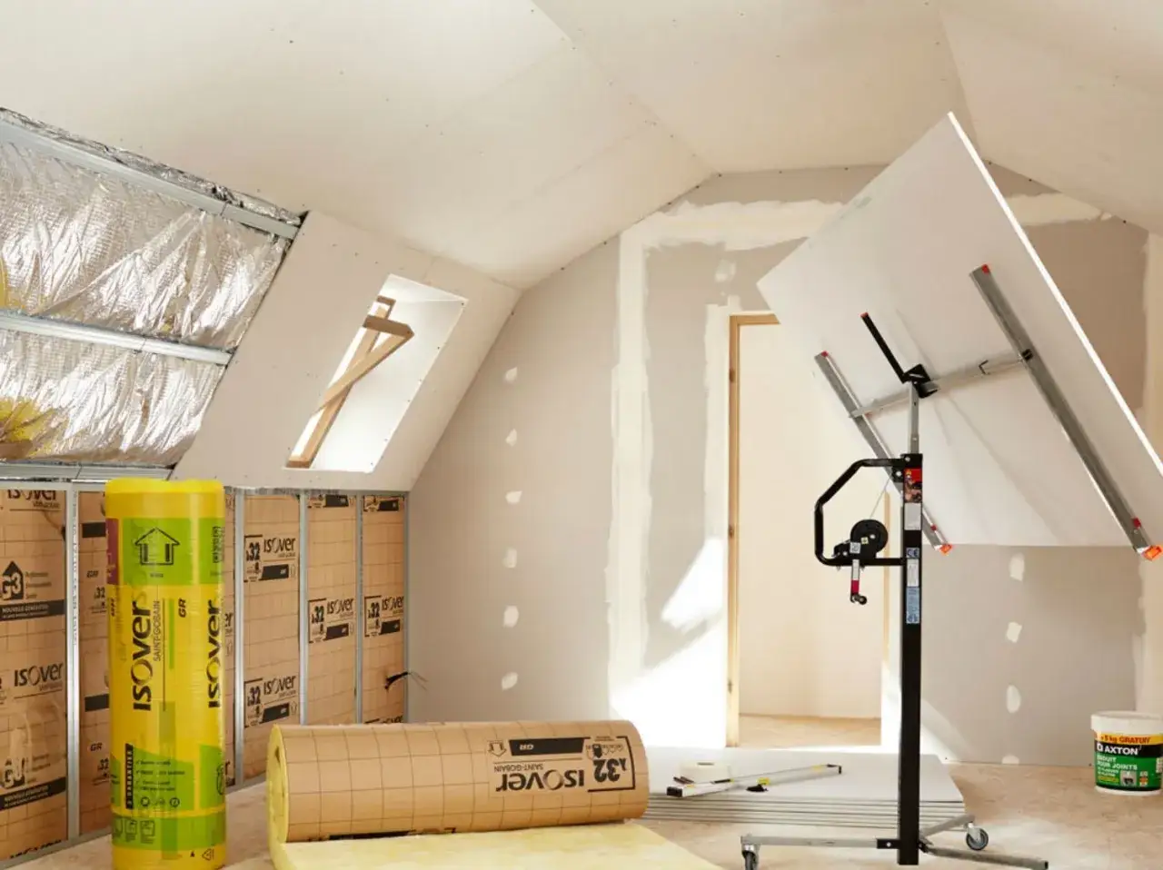Chantier en cours : pose de matériel placo avec isolant et plaques de plâtre prêtes à être installées.