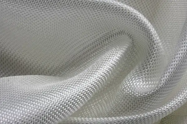 Texture d'une pose toile de verre blanche, avec des plis doux et un tissage visible.