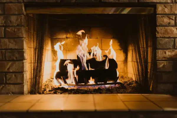 Un feu de cheminée crépite joyeusement, ses flammes dansantes illuminent les briques et les bûches. Les signes d'un hiver douillet.