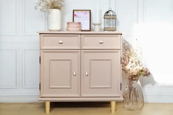 Meuble en bois peint, style shabby chic, avec deux tiroirs et deux portes. Décoré de fleurs séchées et d'objets vintage.