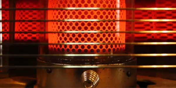Le cœur incandescent d'un poêle à pétrole, prêt à diffuser sa chaleur. Apprenez comment allumer un poêle à pétrole en toute sécurité.