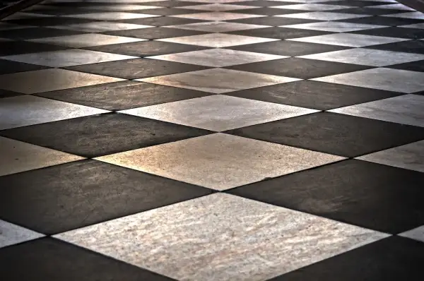 Un sol en damier noir et blanc, posé en diagonale, crée une perspective saisissante. L'avantage de cette pose de carrelage diagonale est son effet d'agrandissement visuel.